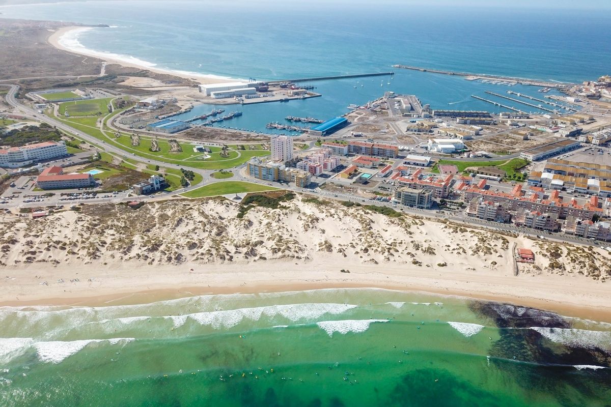 Discover Peniche’s best surf spots for intermediate surfers